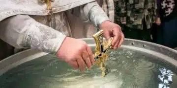 Ето какво се прави със светената вода от миналата година според църквата 11