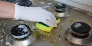 Лесен и бърз трик, с който няма да чистите мазните петна след готвене 5