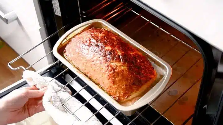 Едновременно топло ястие и лека закуска: Много вкусен хляб от месо 5