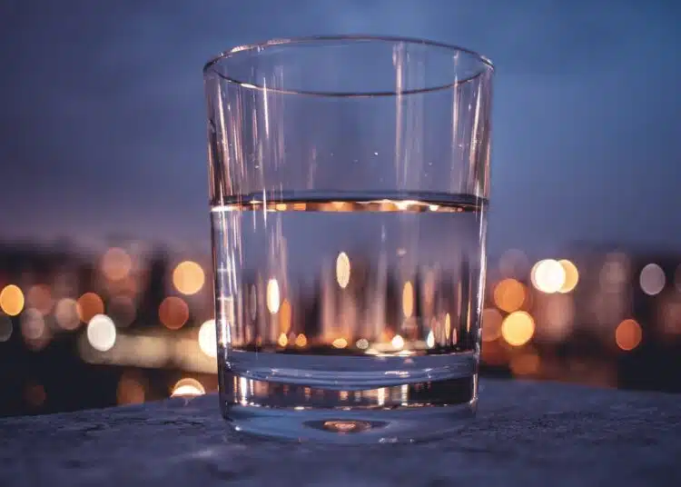 вода