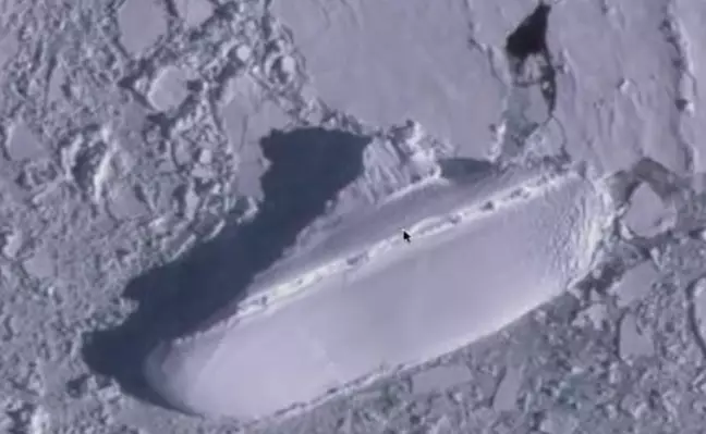 Мистериозен „125 метров леден кораб“, открит в айсберг от потребители на Google Earth 2