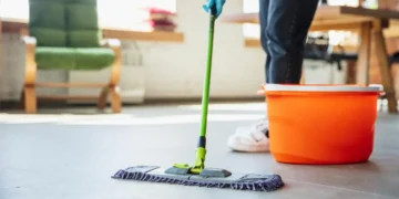 Капнете от този продукт в кофата с вода и плочките ще заблестят 1