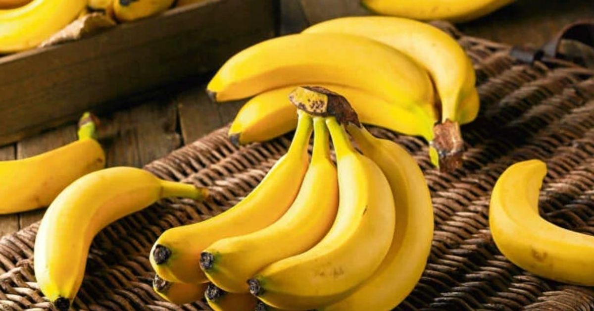 Вкусни, повечето ги описват и като здравословни храни, но всъщност са доста калорични Пресни жълти банани върху плетена кошница и дървена щайга.