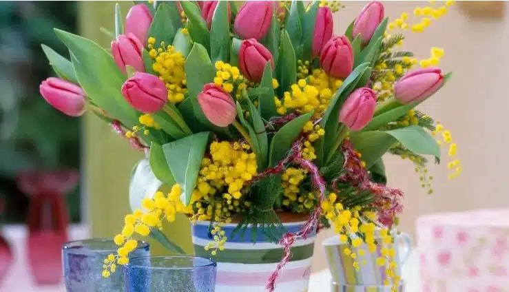 Ето кои цветя подчертават най-добре красотата на лалетата във ваза – идеални комбинации 1