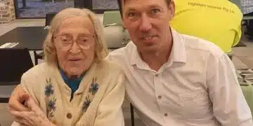 48 годишен адвокат иска да получи виза за Австралия, за да може да бъде със своята 103 годишна любима 12