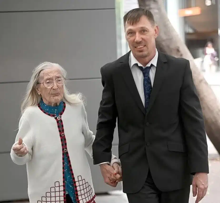 48 годишен адвокат иска да получи виза за Австралия, за да може да бъде със своята 103 годишна любима 1