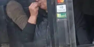 Заснеха видео с жена, която си похапва с ръце от топлия щанд на хипермаркет – авторът го нарече „безобразие“ 1