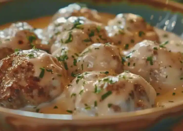 Ще се топят в устата: вкусни кюфтета в кремообразен сос (Рецепта) 1