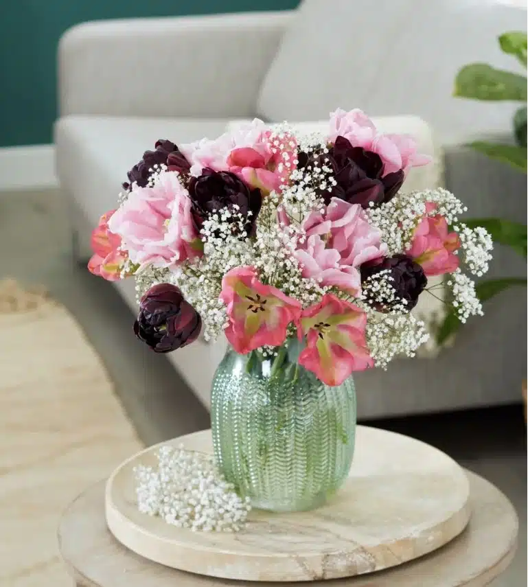 Ето кои цветя подчертават най-добре красотата на лалетата във ваза – идеални комбинации 2