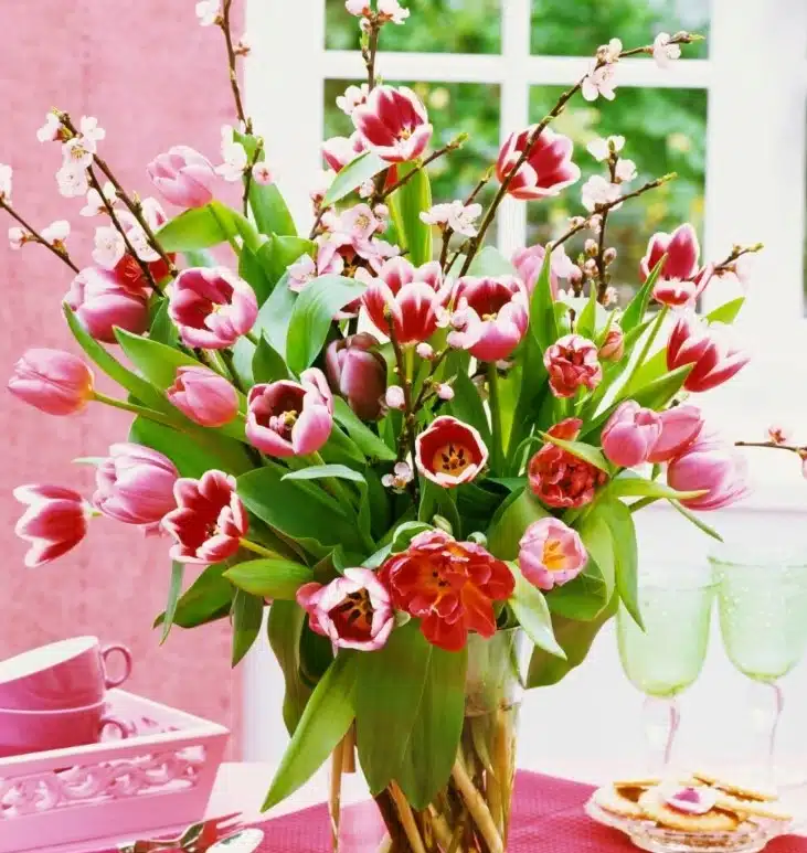 Ето кои цветя подчертават най-добре красотата на лалетата във ваза – идеални комбинации 3