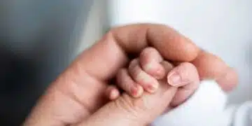 Поклон! 2 минути преди линейка да стигне Бургаската болница, парамедик изроди здраво бебе! 2