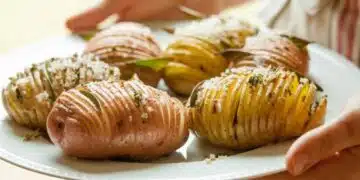 Картофени „акордеончета“ със свинска мас и любими подправки 8