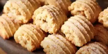 Вчера бях на гости при леля и тя ме почерпи с тези орехови сладки 9