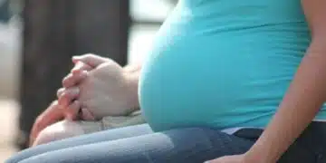 13 годишно момиче българче е бременно от 15 годишния си брат, двамата били влюбени, живеят на остров Крит 1