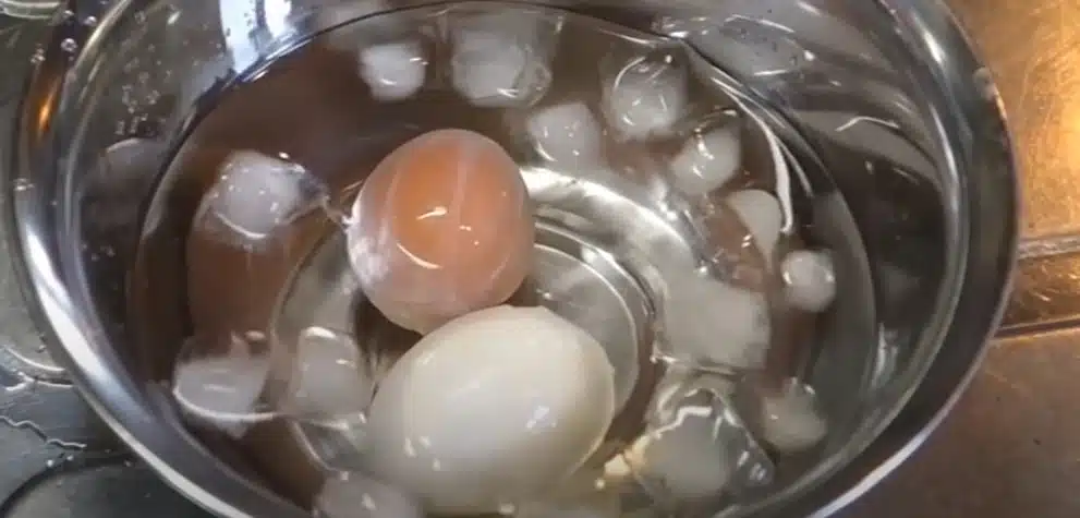 Чудна идея за Великден ми даде леля Спаска – как се варят яйца, така че белтъкът и жълтъкът да сменят местата си?! 4