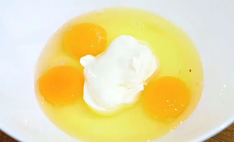 яйца и сметана