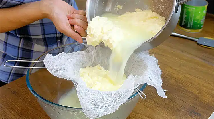 Гениална рецепта за домашно сирене: всичко е готово за 10 минути. Трябват мляко, заквасена сметана и яйца 1