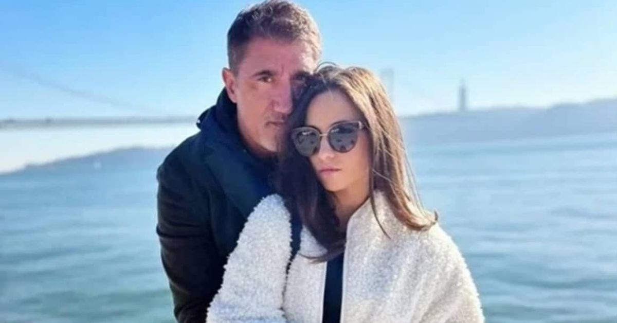 Актрисата Любомира Башева е новата любов в живота на Башар Рахал Двойка позира прегърната край водата със син мост на хоризонта.
