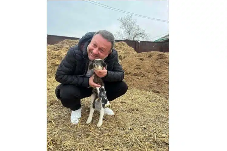 Димитър Рачков стана кръстник на агънце, попита аудиторията в мрежата как според тях го е кръстил, никой не позна 1