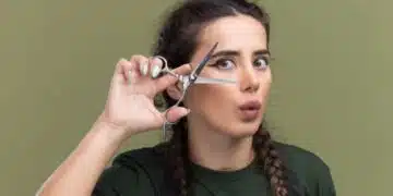 Ето как да подстрижете бретона в домашни условия 2