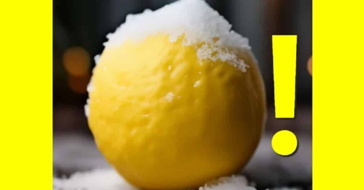 Пиете ли вода с лимон? Това е грешка! Рискувате зъбите си Жълт лимон, покрит със сняг, и голям удивителен знак на тъмен фон.
