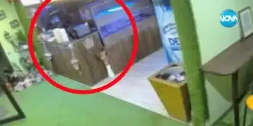 Маскиран мъж нахлу без притеснение в заведение в морската ни столица, открадна близо 1000 лева! 12