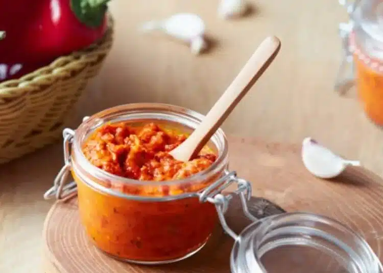 Става бързо и лесно: вкусна намазка от топено сирене и ароматен чесън (Рецепта) 1