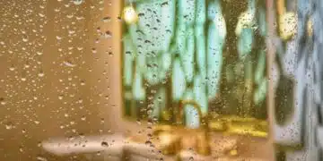 Ефективни методи, с които неутрализирате замъгляването на стъклото в банята - бързо и лесно 8