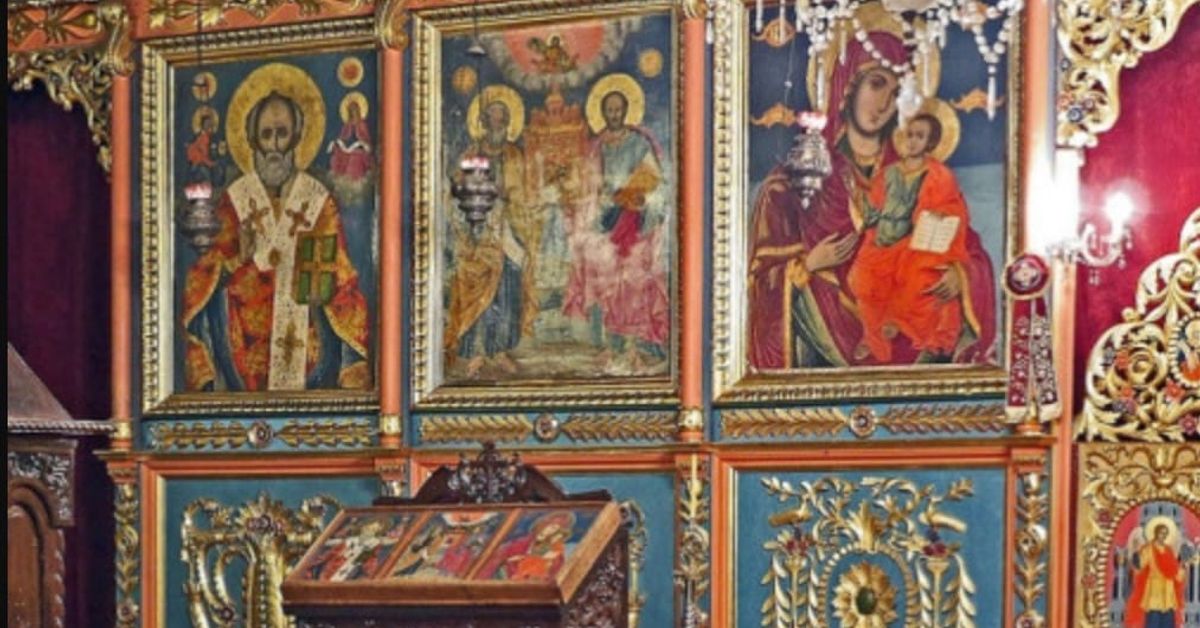 Довечера предстои ВЪЛШЕБНА нощ – небето се отваря и сбъдва желания преди Благовещение! Православен иконостас с икони на Свети Николай, светци и Богородица с Младенеца