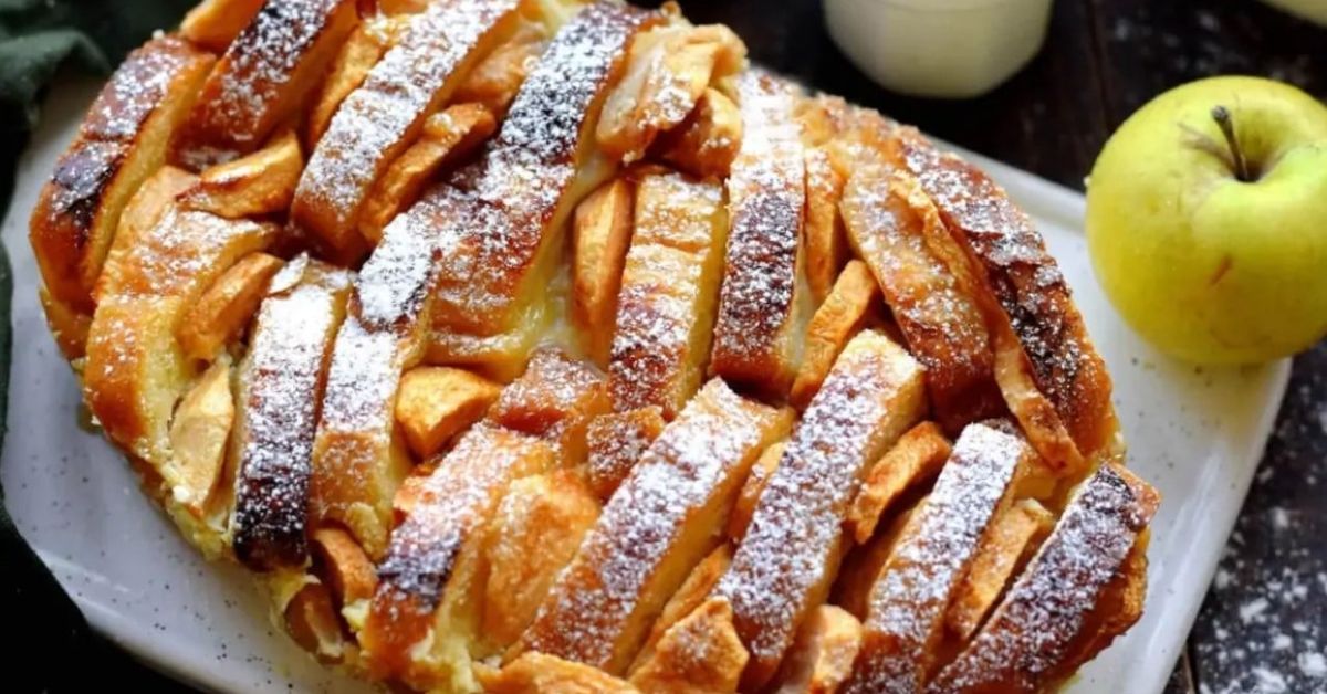 Уникална вкусотия от ябълки и овесени ядки (Рецепта) Златист ябълков сладкиш с резени ябълки, поръсен с пудра захар, до свежа ябълка.