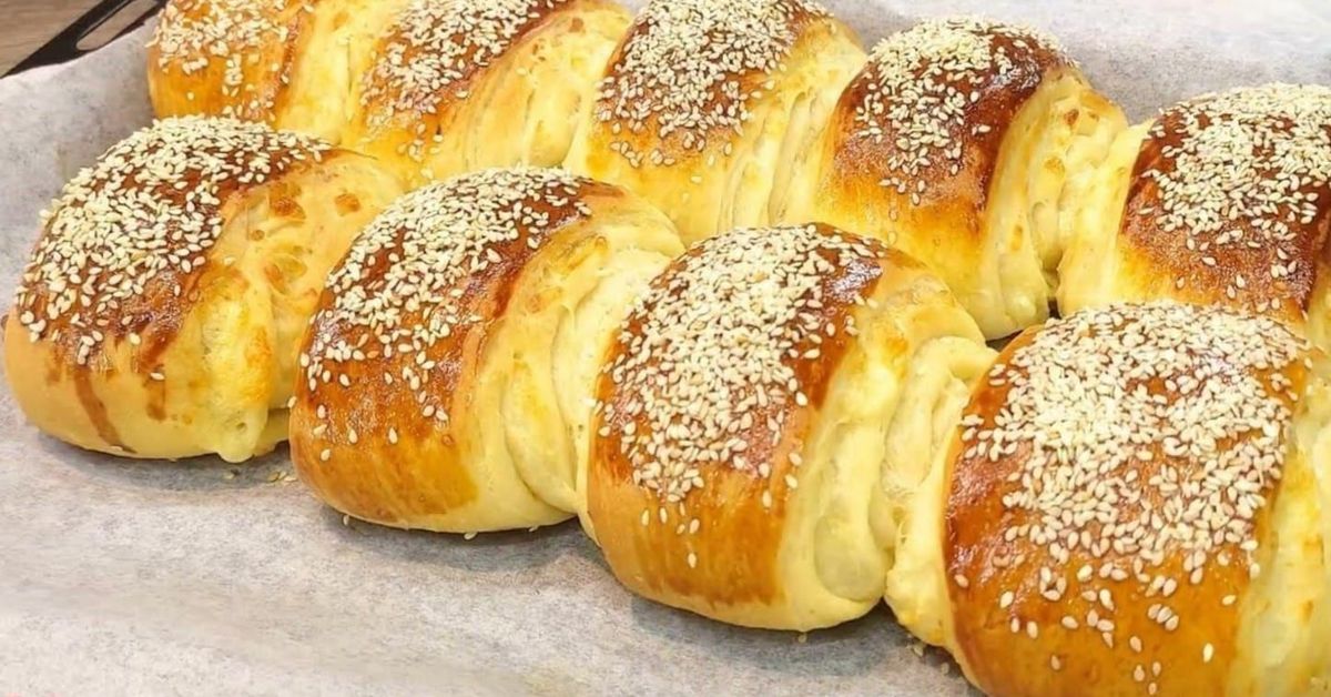 Вземете брашно, кашкавал и малко мляко. Невероятно вкусни рулца! Сменям пълнежа и го готвя през ден Прясно изпечени златисти хлебчета със сусам, наредени върху хартия за печене.