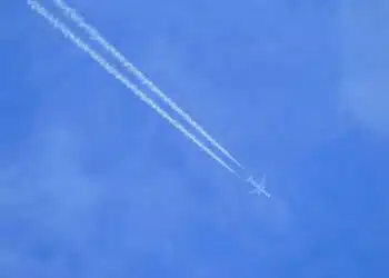следи от самолет