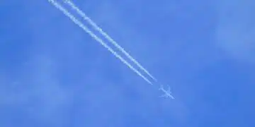 следи от самолет