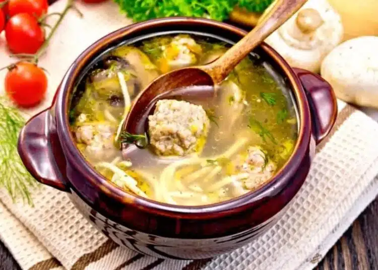 Колкото и да приготвите, няма да Ви стигне: вкусна и ароматна супа с фиде и кюфтенца 1