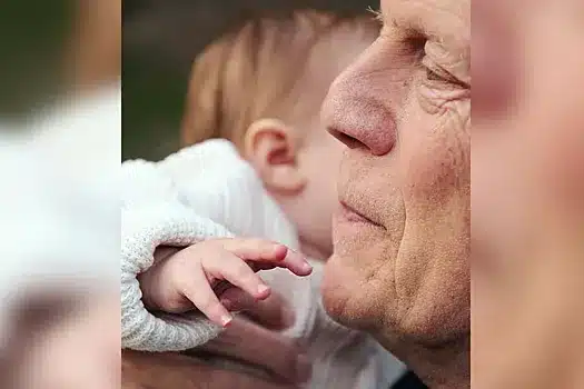 Тежко болният Брус Уилис е хванат на трогателна снимка с внучката си 1