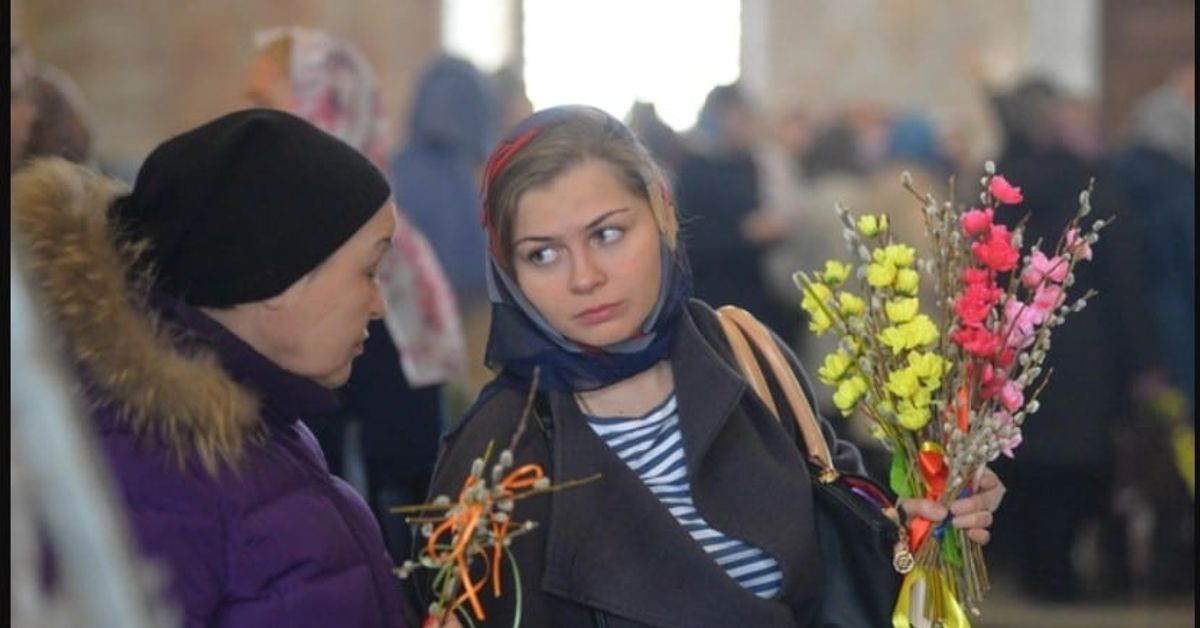 Кога е Цветница през 2024 г.: как да празнуваме и каква е същността на празника Млада жена държи букет от шарени върбови клонки на Цветница.