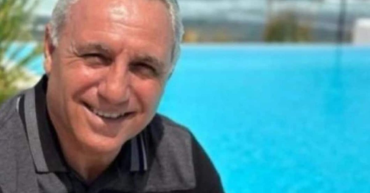 На 54 години ли? Жената на Христо Стоичков като момиченце до двете им дъщери, това показва СНИМКА Усмихнат мъж със сива коса и тъмна поло тениска до син басейн.