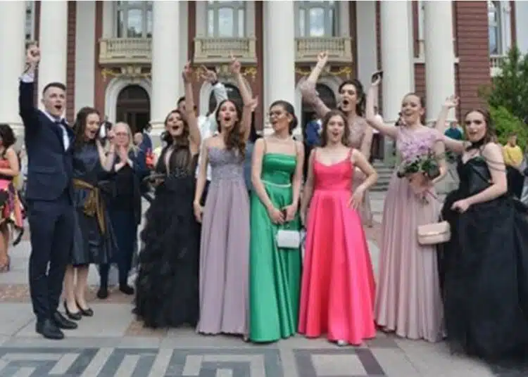 Секира или?! Ето колко пари трябва да броят родители за абитуриентския бал на детето си: 1