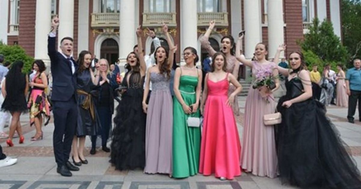 Секира или?! Ето колко пари трябва да броят родители за абитуриентския бал на детето си: Щастливи абитуриенти в елегантни рокли и костюми празнуват своя бал.