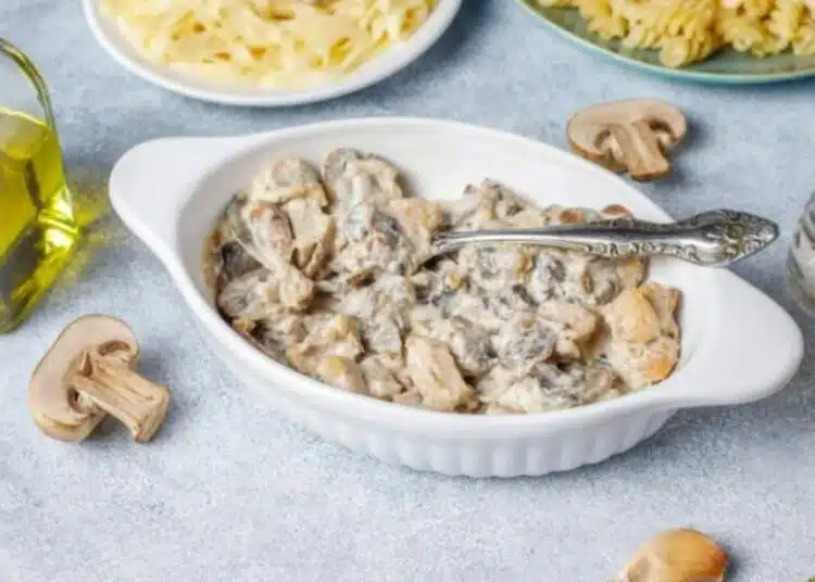 Както топли така и студени: Вкусни гъби в заквасена сметана (Рецепта) 1 Както топли така и студени: Вкусни гъби в заквасена сметана (Рецепта) 1