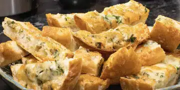 Невероятно вкусна и ароматна разядка от хляб и кашкавал 13