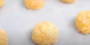 По-лесна рецепта едва ли има: вкусни кокосови сладки от само 4 съставки 5
