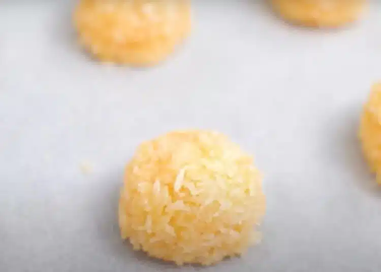 По-лесна рецепта едва ли има: вкусни кокосови сладки от само 4 съставки 1