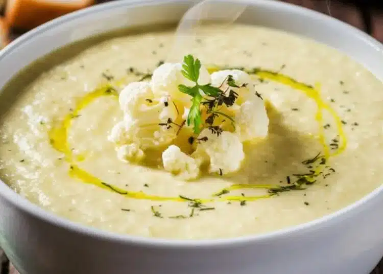Става лесно, изчезва бързо: вкусна крем супа от карфиол 1