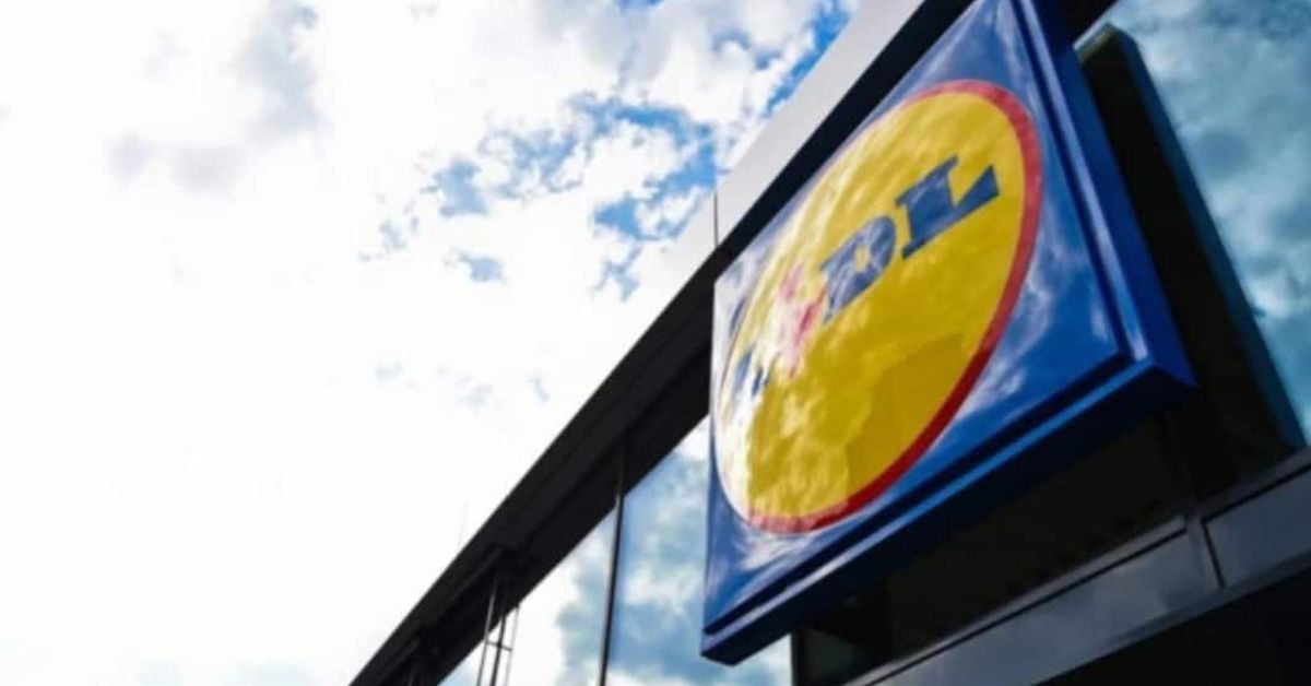 Lidl планира у нас да разкрие 8 нови обекта и да осигури над 200 работни места до края на годината Външен изглед на магазин Lidl със светещо лого под синьо небе.