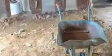 Двойка разрови кухненския под по време на ремонт и откри сума пари, която промени живота им 1