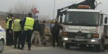 Служител на ДАИ проведе наказателна акция на паяк, който му вдигна колата 2