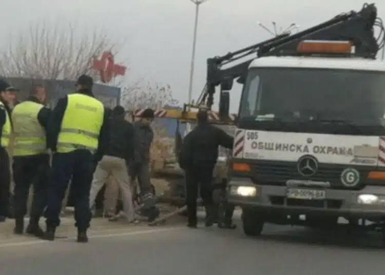 Служител на ДАИ проведе наказателна акция на паяк, който му вдигна колата 1