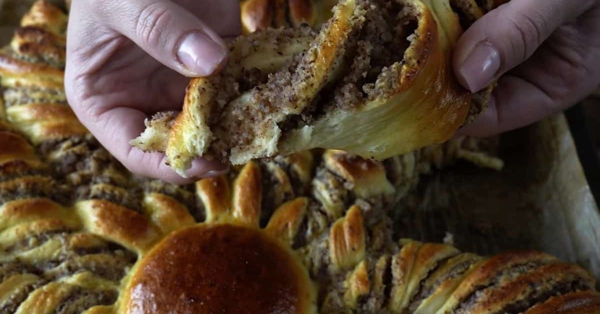 Ето колко лесно баба ми прави сладка пита с вкусен пълнеж. Елегантно, бързо, запомнящо се Ръце разчупват домашно печиво с орехов пълнеж във формата на слънце