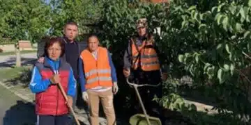 Майката на Христо Стоичков е за пример – грабна метлата. С това даде старт на пролетното почистване в община „Марица“! 6